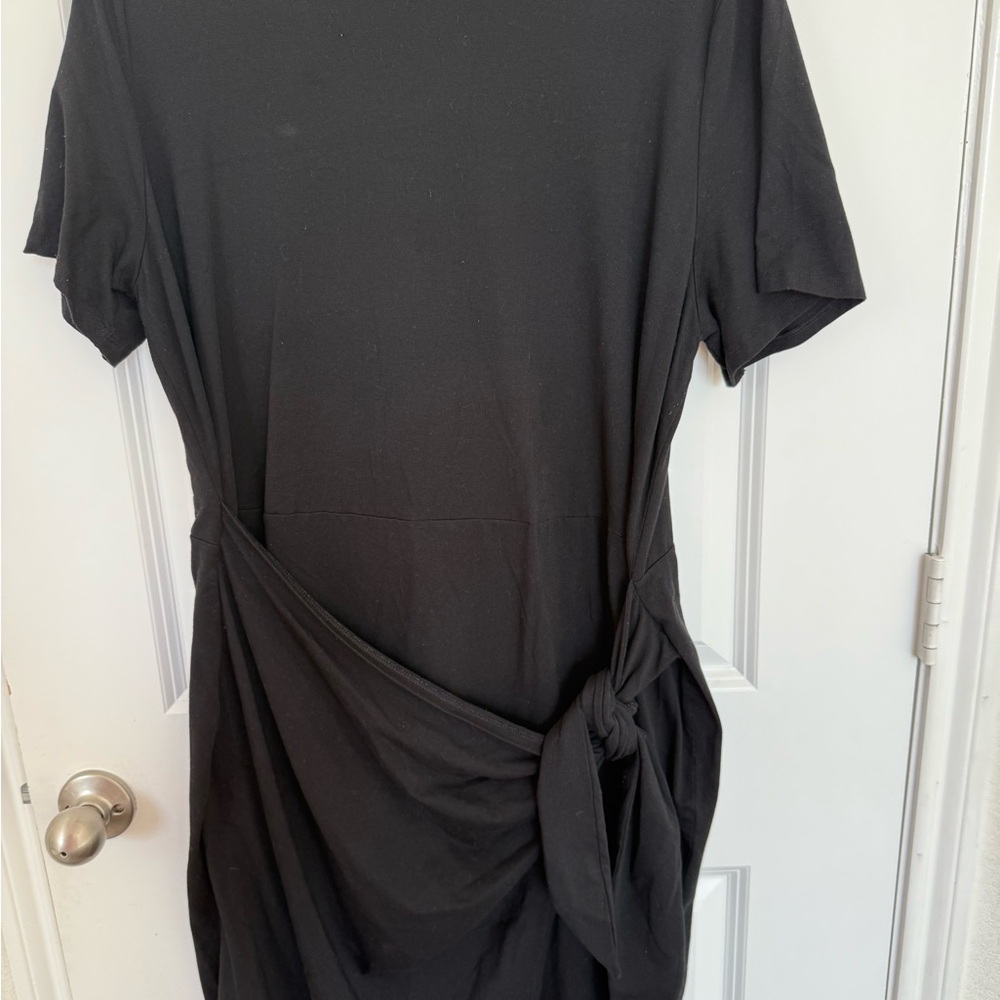 Elegant Black Dress with Side Knot